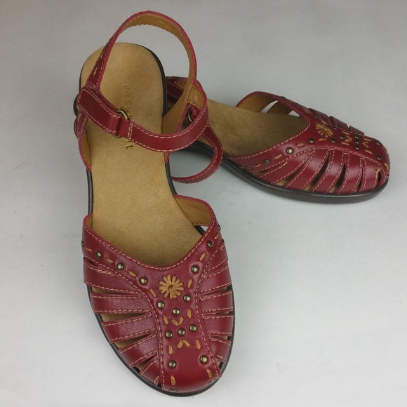 easy spirit closed toe sandals